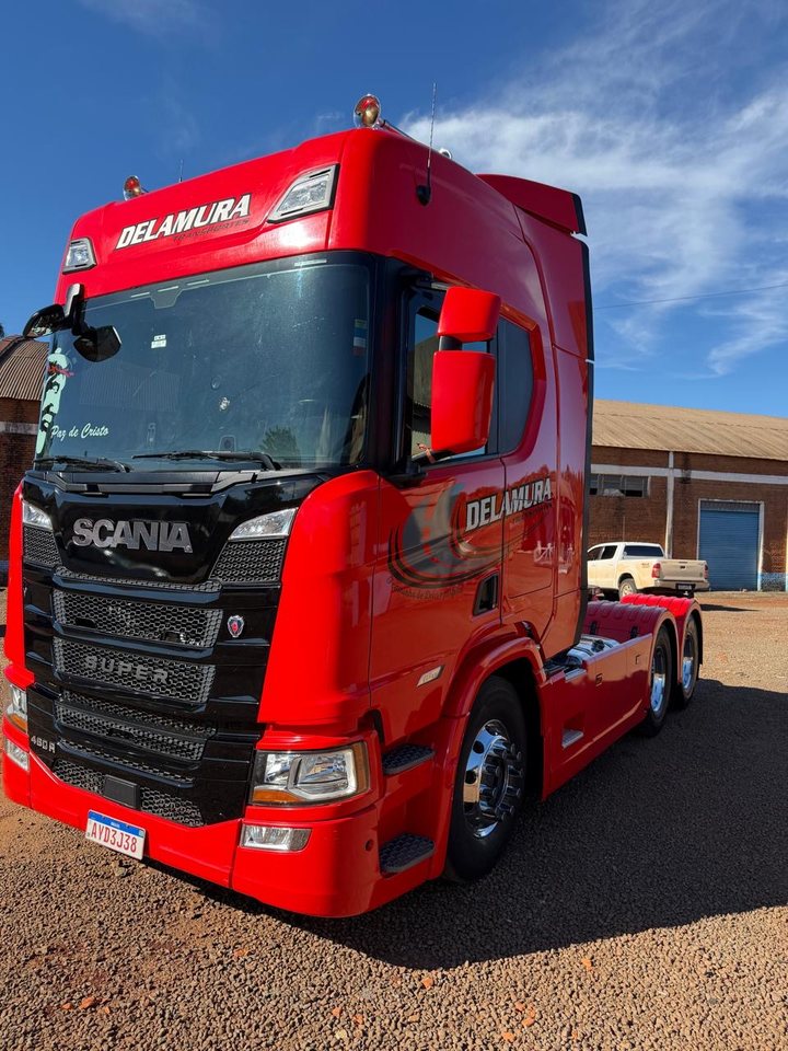 Scania Super vermelha da Delamura no pátio