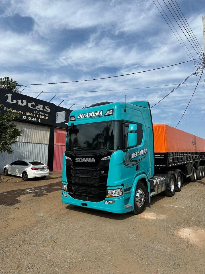 Scania verde-água da Delamura com graneleiro de lona laranja