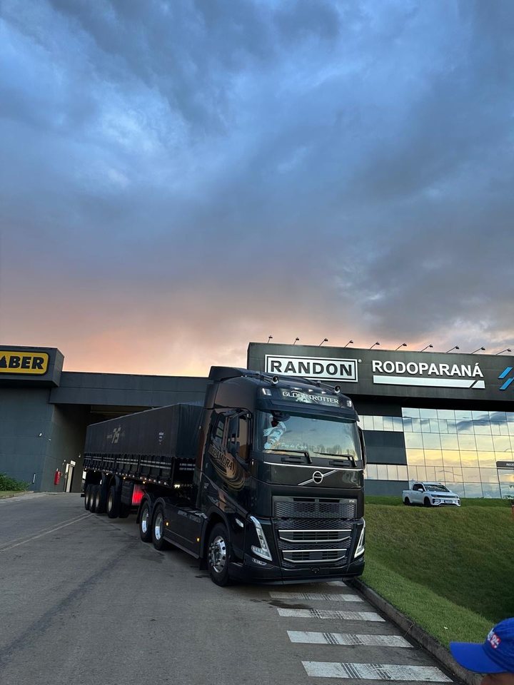 Volvo FH preto da Delamura com logo dourada